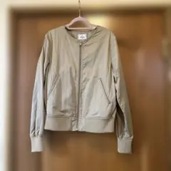 B:MING by BEAMS ノーカラーブルゾン ベージュ Mのサムネイル