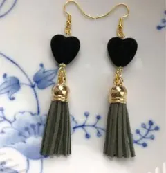 タッセル ピアスブラックハート グリーン