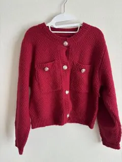 赤のボタン付きポケット長袖ニット