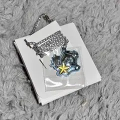 キラキラ輝くペンダント タキシードサム