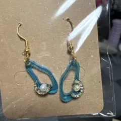 アシンメトリー青い樹脂ピアス