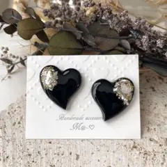 お試し価格！ハート型ピアス　ブラック　イヤリングに変更できます