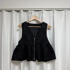 フリル付き黒ノースリーブベスト