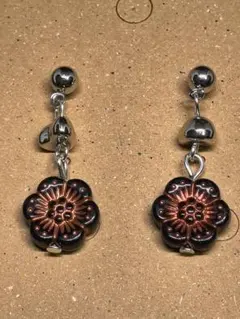 ㉑◆低アレルギー◆ 黒とピンク色の花形スタッドピアス