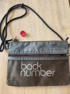 back number サコッシュ カーキ ビニールキーホルダー付き - メルカリ