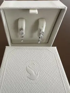 【新作】SWAROVSKI スワロフスキー ピアスのサムネイル