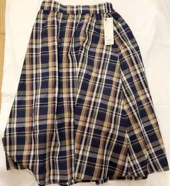 新品タグ付きGUジーユーマドラスチェックフレアミディスカート (AGNネイビー)