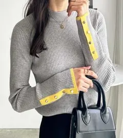 もちもちリブ袖口ボタン配色ハイネックニット