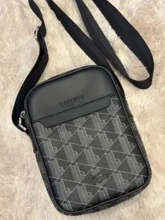 LACOSTE モノグラム バーティカル クロスバック