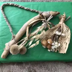 流木とドライフラワーの装飾品