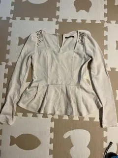 ホワイト ペプラムトップス ビジュー付き