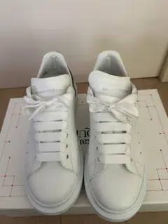 Alexander McQueen ホワイトスニーカーのサムネイル
