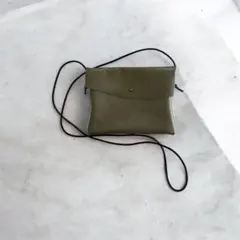 上品カーキの本革ミニポシェット◎パール感レザー/軽量/スマホショルダー