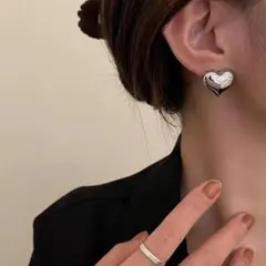 ぷっくりハート　スタッドピアス　シルバー　ピアス　アクセサリー