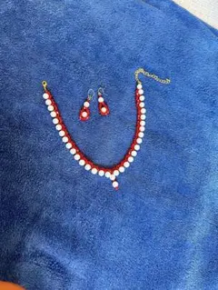 ハンドメイド 赤と白のネックレスとイヤリングセット