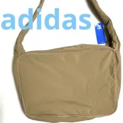 adidas クロスボディ　ベージュ ナイロン　ショルダー3本線チャック付き