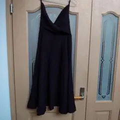 黒のキャミワンピース フレアシルエット