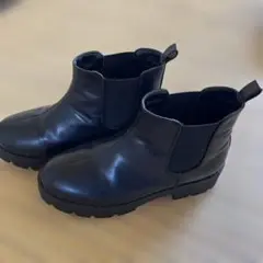 黒のチェルシーブーツ