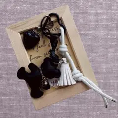 じゃらじゃらキーホルダー　バッグチャーム　レザー調　クマ　タッセル　白　黒