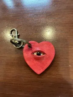 赤いハート型キーリング　目玉　目