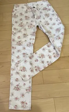 【CINEMA CLUB】ややスキニーパンツ　花柄　レディース　Sサイズのサムネイル