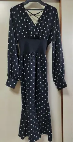 水玉模様の長袖ひざ丈ワンピース