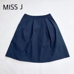ミスジェイ タック フレアスカート ひざ丈 ハリ感 美シルエット ネイビーのサムネイル