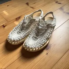 【値下げ】KEEN UNEEK ホワイト サンダル　ジャンク品