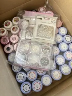 多色 ジェルネイルセットとデコレーションパーツ