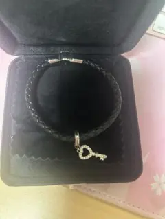 ブラックレザー ハート型鍵チャーム ブレスレット