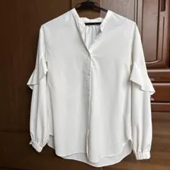 フリル付きホワイト長袖シャツ