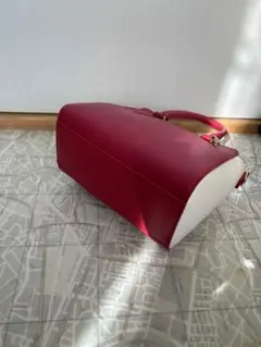赤と白のハンドバッグ