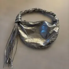 zara メタリック調フリンジハンドバック