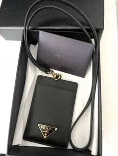 新品★プラダ★トライアングル★IDカードケース ★社員証★定期入★バッチホルダー