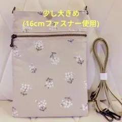 少し大きめスマホポーチ　花柄　くすみベージュ　【ハンドメイド】