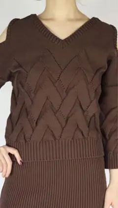 【AULA】 Vネックニット　肩あき