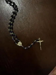 黒いビーズの十字架ネックレス