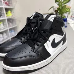 NIKE AIR JORDAN 1 MID ブラック ホワイトのサムネイル