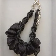 ストラップ　ハンドストラップ　パラコード　ビーズ　黒　リボン　花　フリル