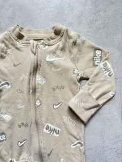 Nike ベージュ 足つきロンパース　56-62cm