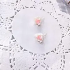 ホワイトピンク薔薇樹脂ピアス