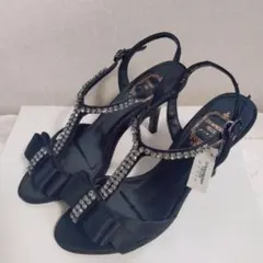 【新品未使用タグ付き】ストロベリーフィールズ サンダル 黒 ビジュー