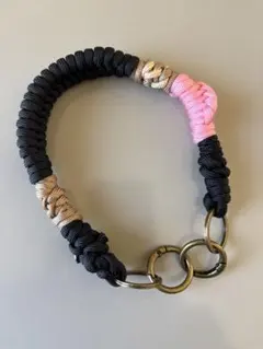 ブラック×ペールピンク×ブラウン｜大人配色×立体編みパラコードハンドストラップ