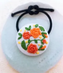 ハンドメイド刺繍ブローチ　オレンジ色の薔薇　くるみボタン