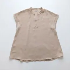 Emma Taylor エマテイラー パール釦 キーネックブラウス ベージュのサムネイル
