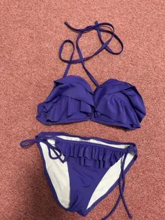 紫のフリルビキニと花柄ショーツセット