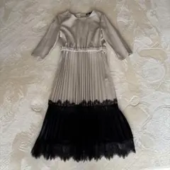 ベージュと黒のプリーツレースワンピース