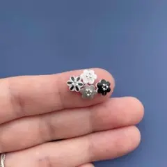 北欧小さいお花のピアス柄④ ハンドメイド　4粒セット　花柄　ブラック　小ぶり