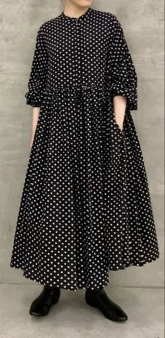 水玉模様の長袖ワンピース