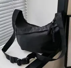 ボディバッグ 黒 軽量 大きめ 通勤 通学 タッセル バック ナイロン